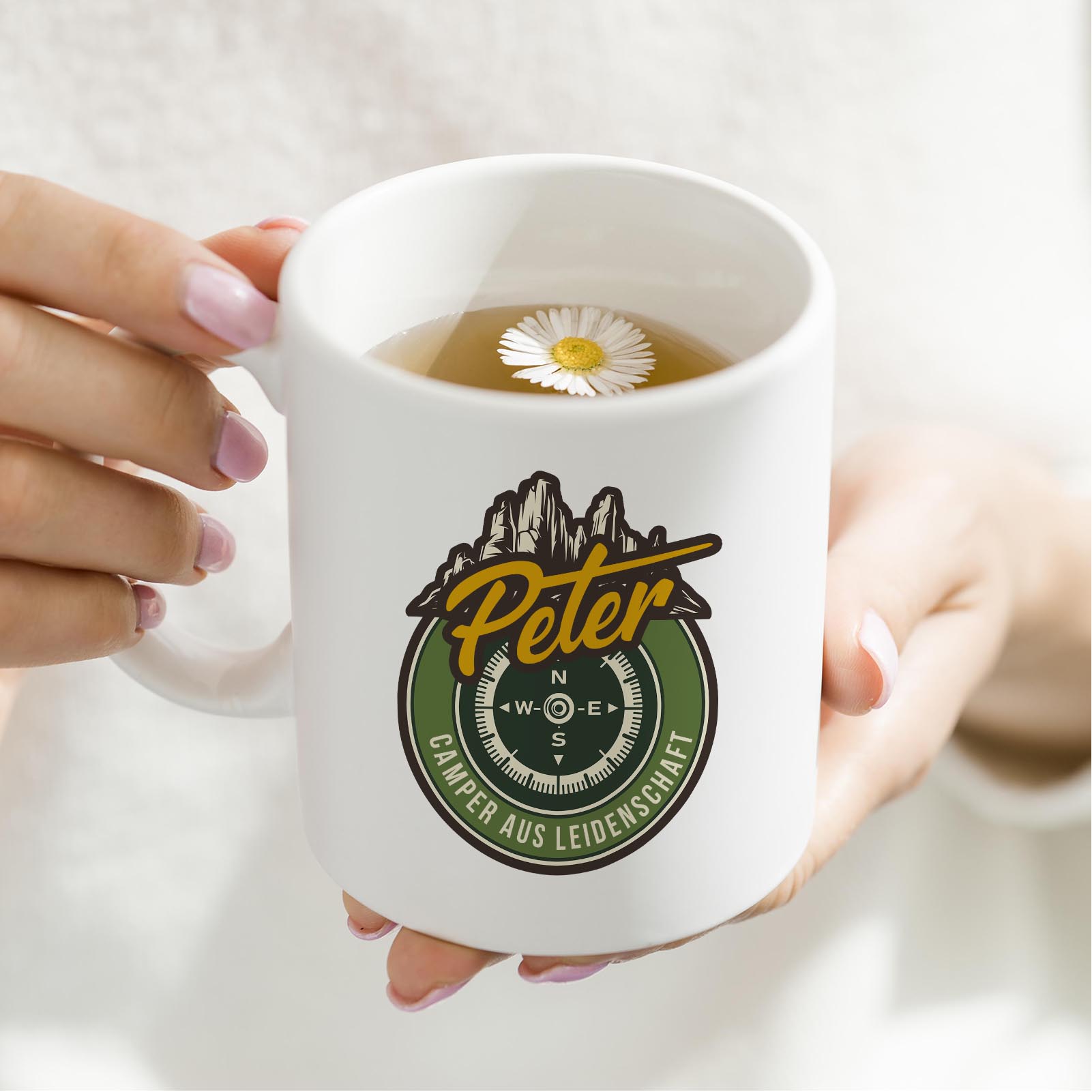Personalisierte Tasse 330 ml – Camping Motiv mit Bergen & Kompass – mit Wunschname – beidseitig bedr