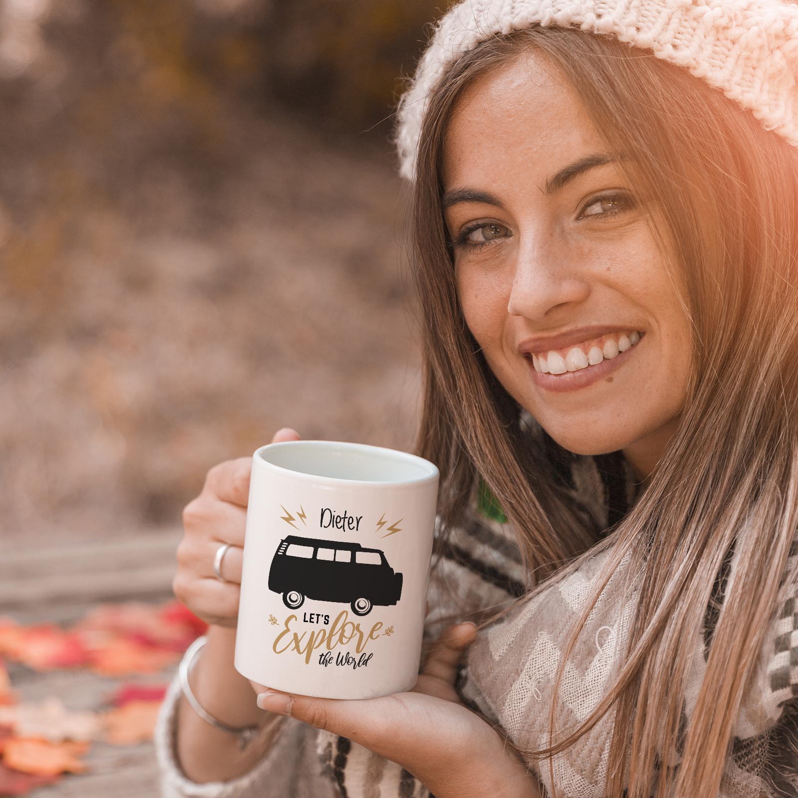 Personalisierte Tasse 330 ml – „Let’s explore the world“ Bulli Motiv – mit Wunschname – beidseitig b