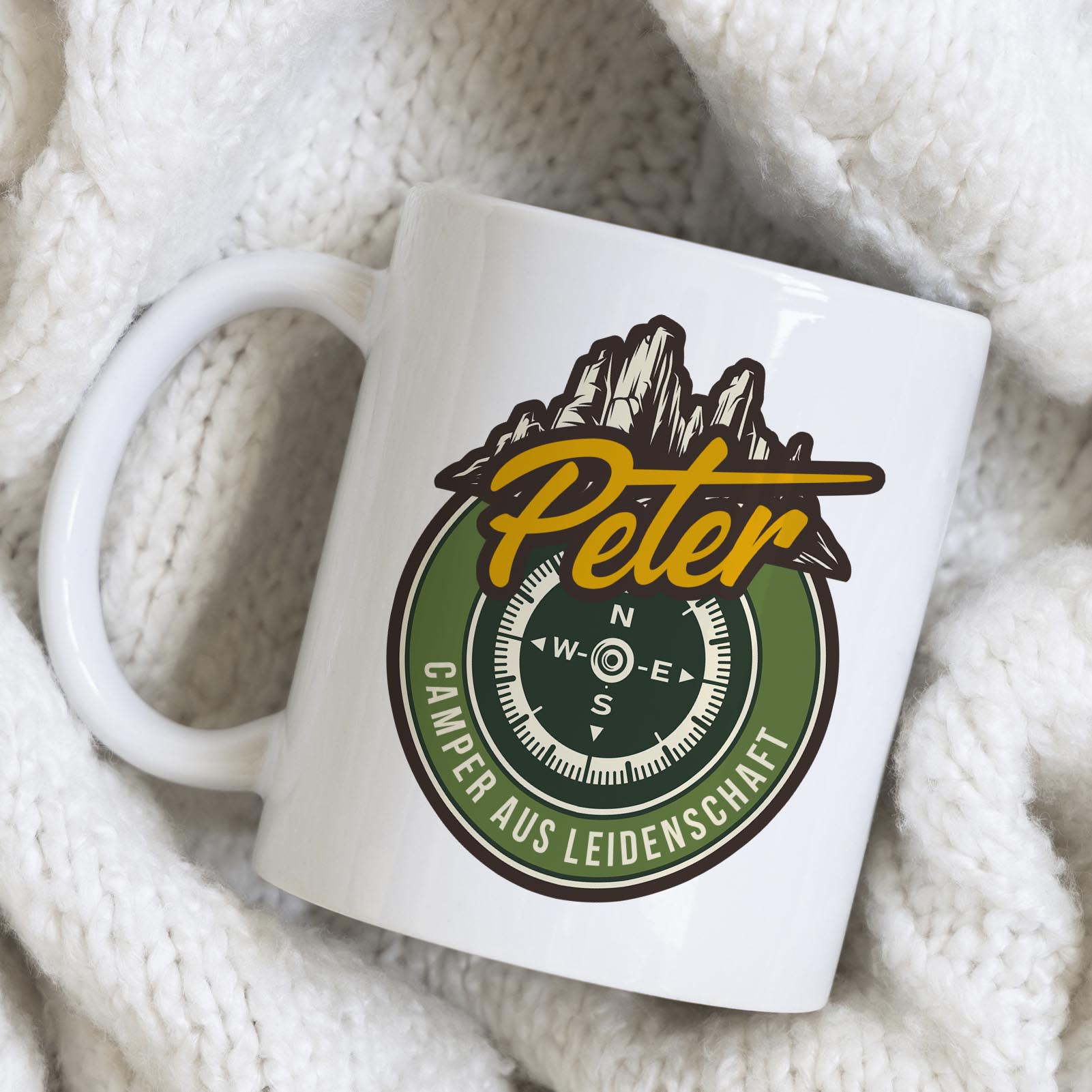 Personalisierte Tasse 330 ml – Camping Motiv mit Bergen & Kompass – mit Wunschname – beidseitig bedr
