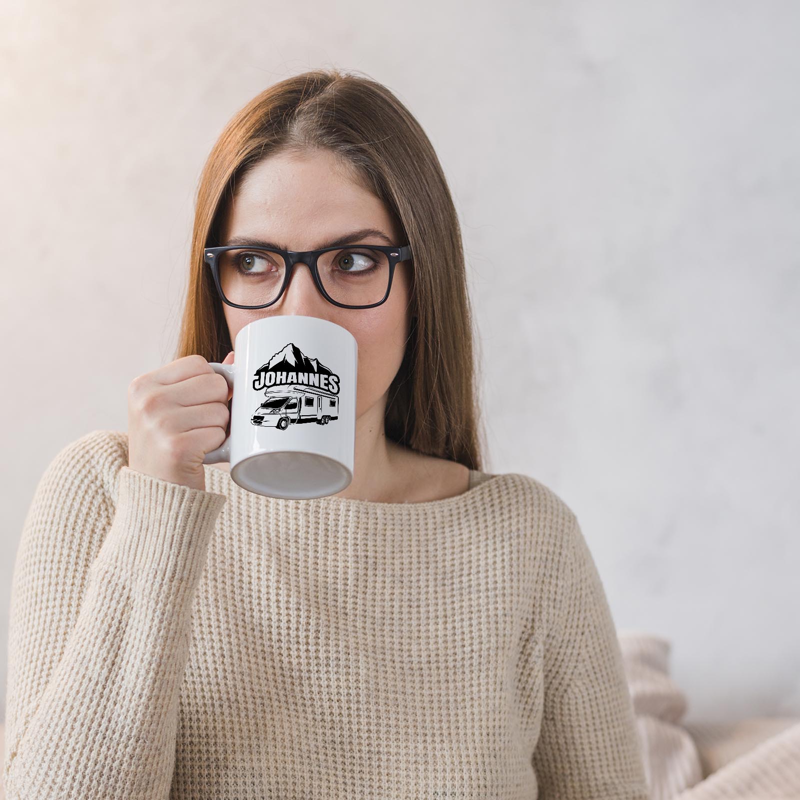 Personalisierte Tasse 330 ml – Wohnmobil & Berge Motiv – mit Wunschname – beidseitig bedruckt