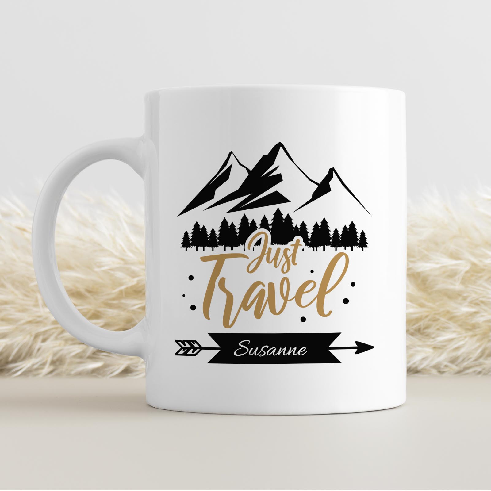 Personalisierte Tasse 330 ml – „Just Travel“ mit Bergen & Bäumen – mit Wunschname – beidseitig bedru