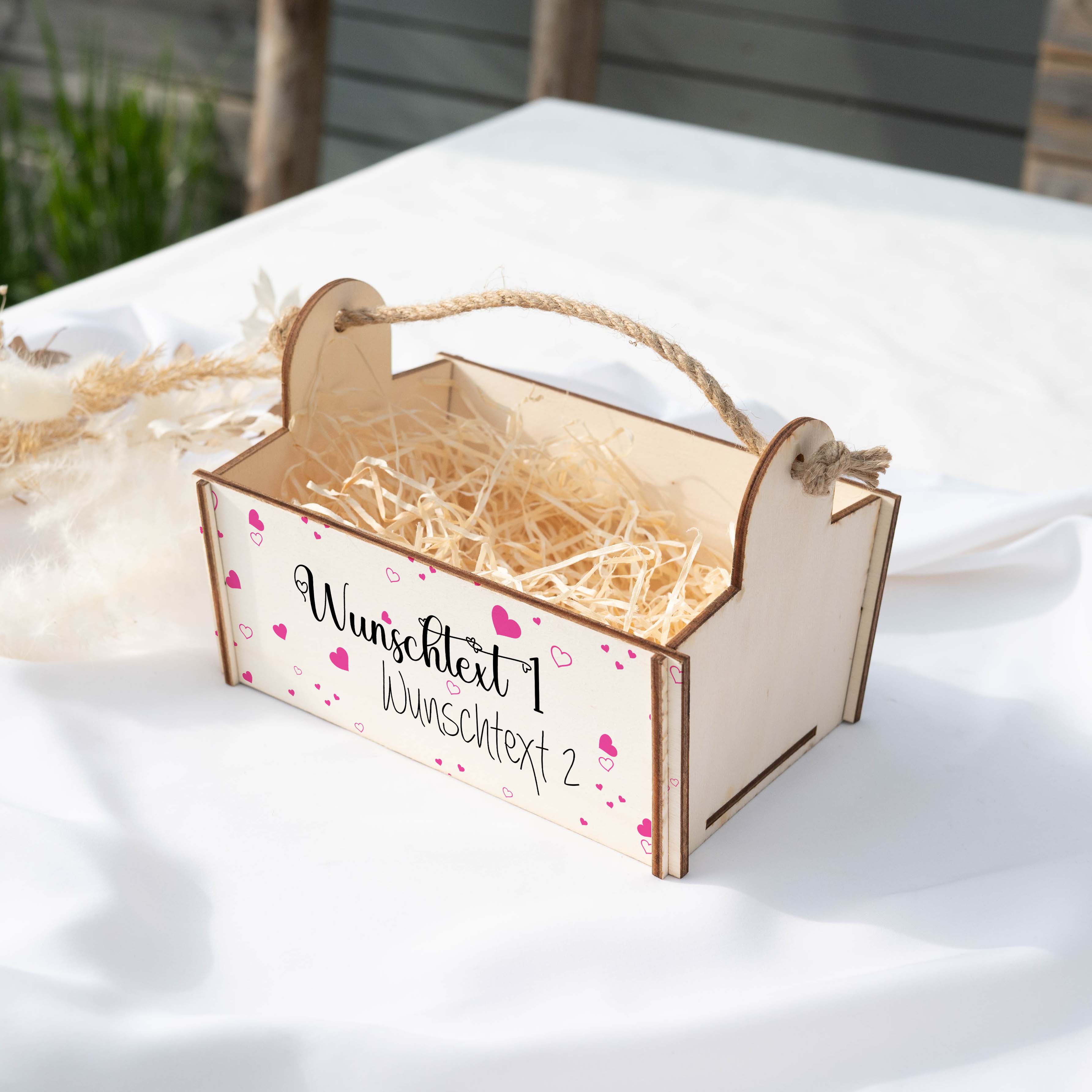 Geschenkkorb mit Holzwolle, Bausatz mit Motiv 10 rosa Herzen