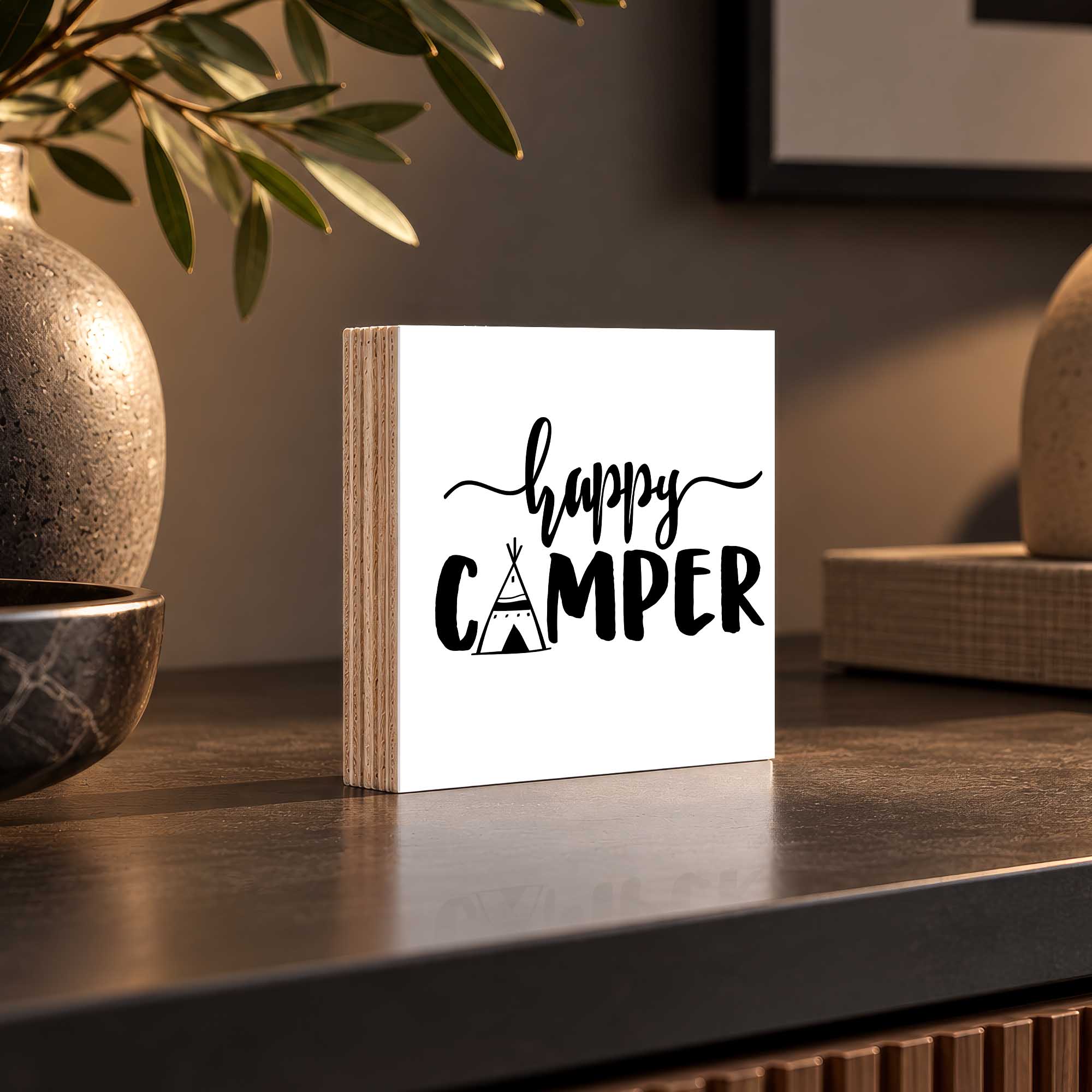 Woodprint Happy Camper – Schriftzug mit Zeltzeichnung – Motiv 004