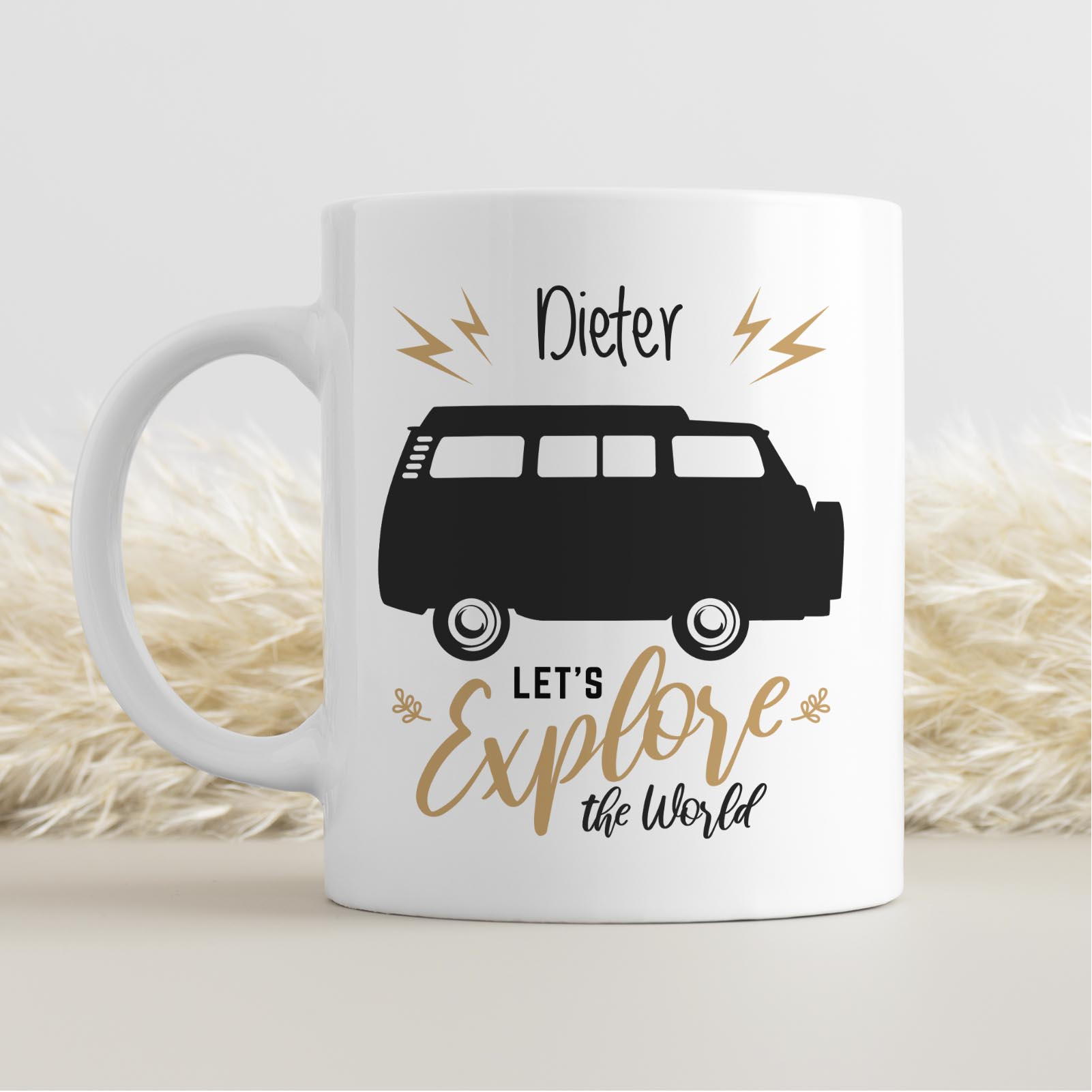 Personalisierte Tasse 330 ml – „Let’s explore the world“ Bulli Motiv – mit Wunschname – beidseitig b