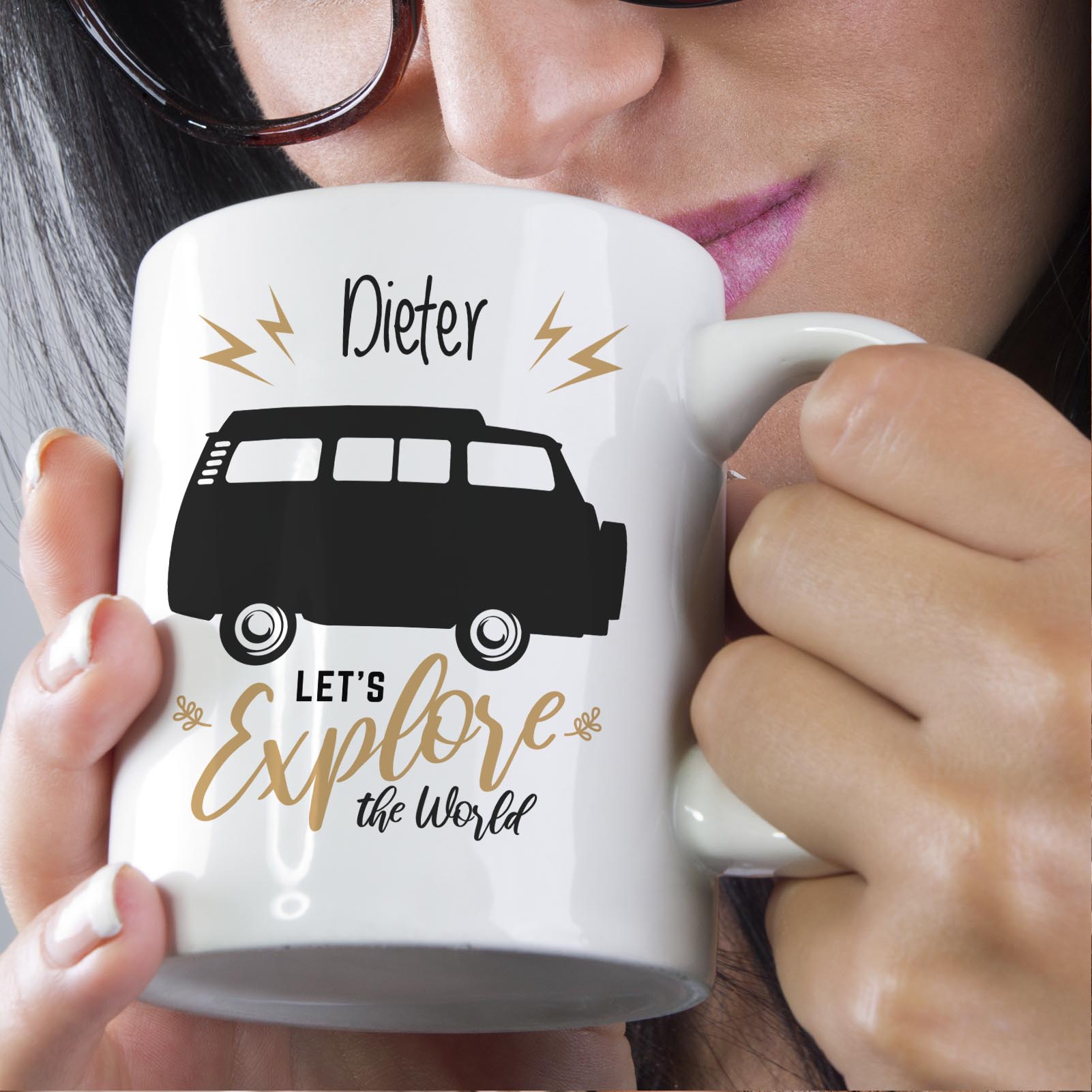 Personalisierte Tasse 330 ml – „Let’s explore the world“ Bulli Motiv – mit Wunschname – beidseitig b