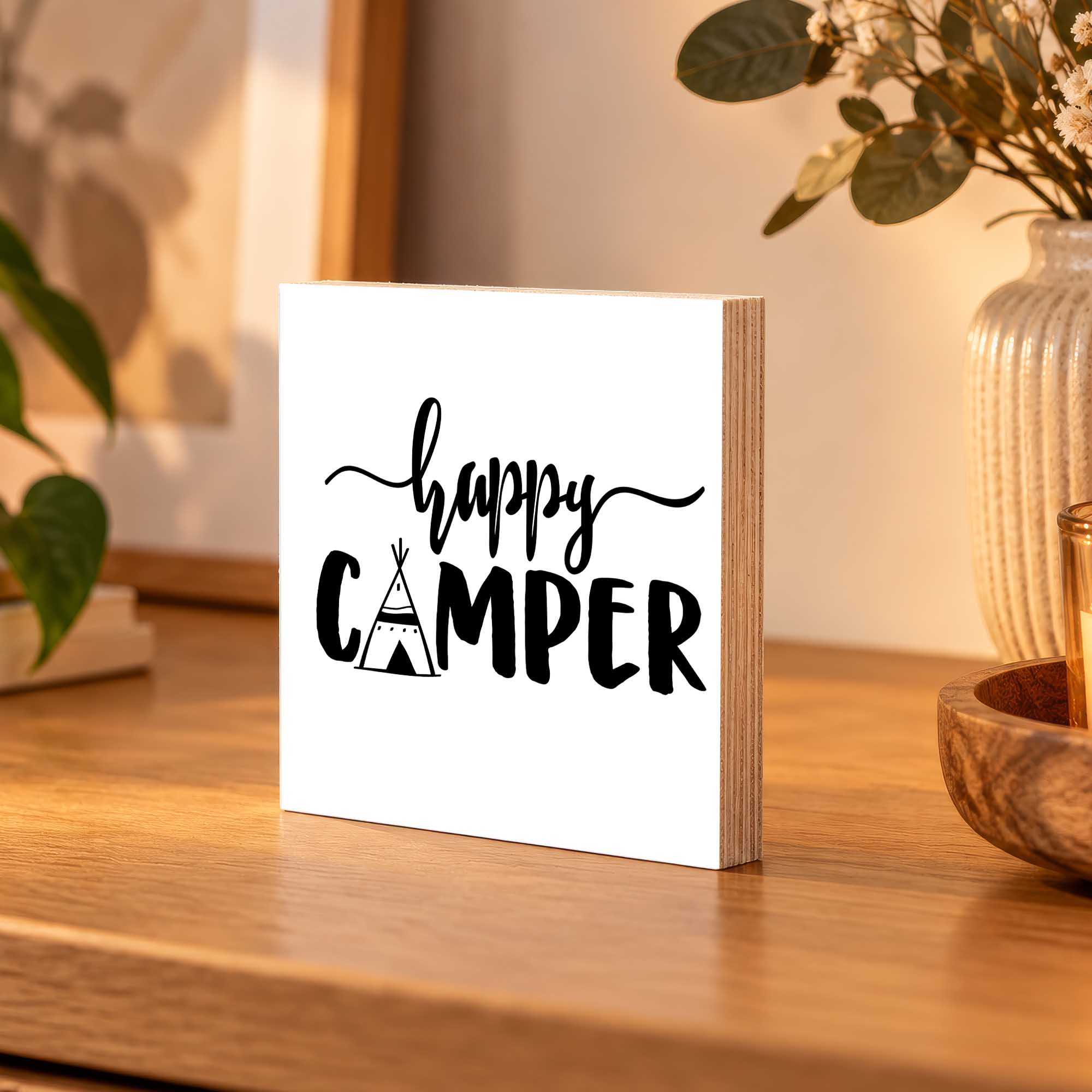 Woodprint Happy Camper – Schriftzug mit Zeltzeichnung – Motiv 004