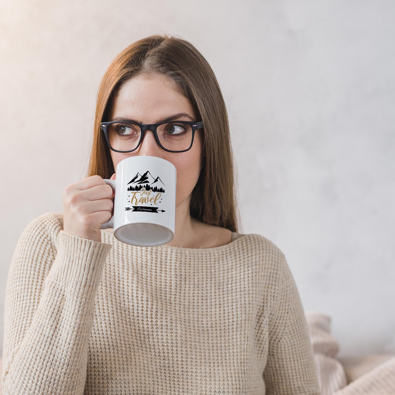 Personalisierte Tasse 330 ml – „Just Travel“ mit Bergen & Bäumen – mit Wunschname – beidseitig bedru