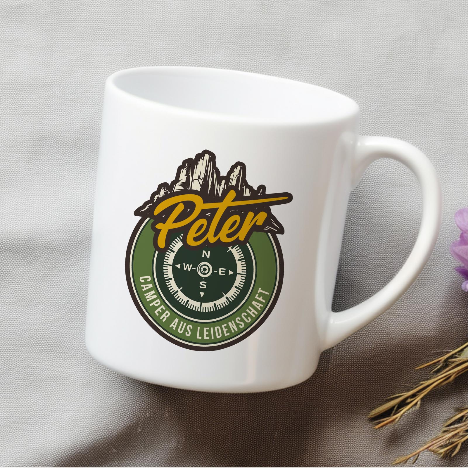 Personalisierte Tasse 330 ml – Camping Motiv mit Bergen & Kompass – mit Wunschname – beidseitig bedr