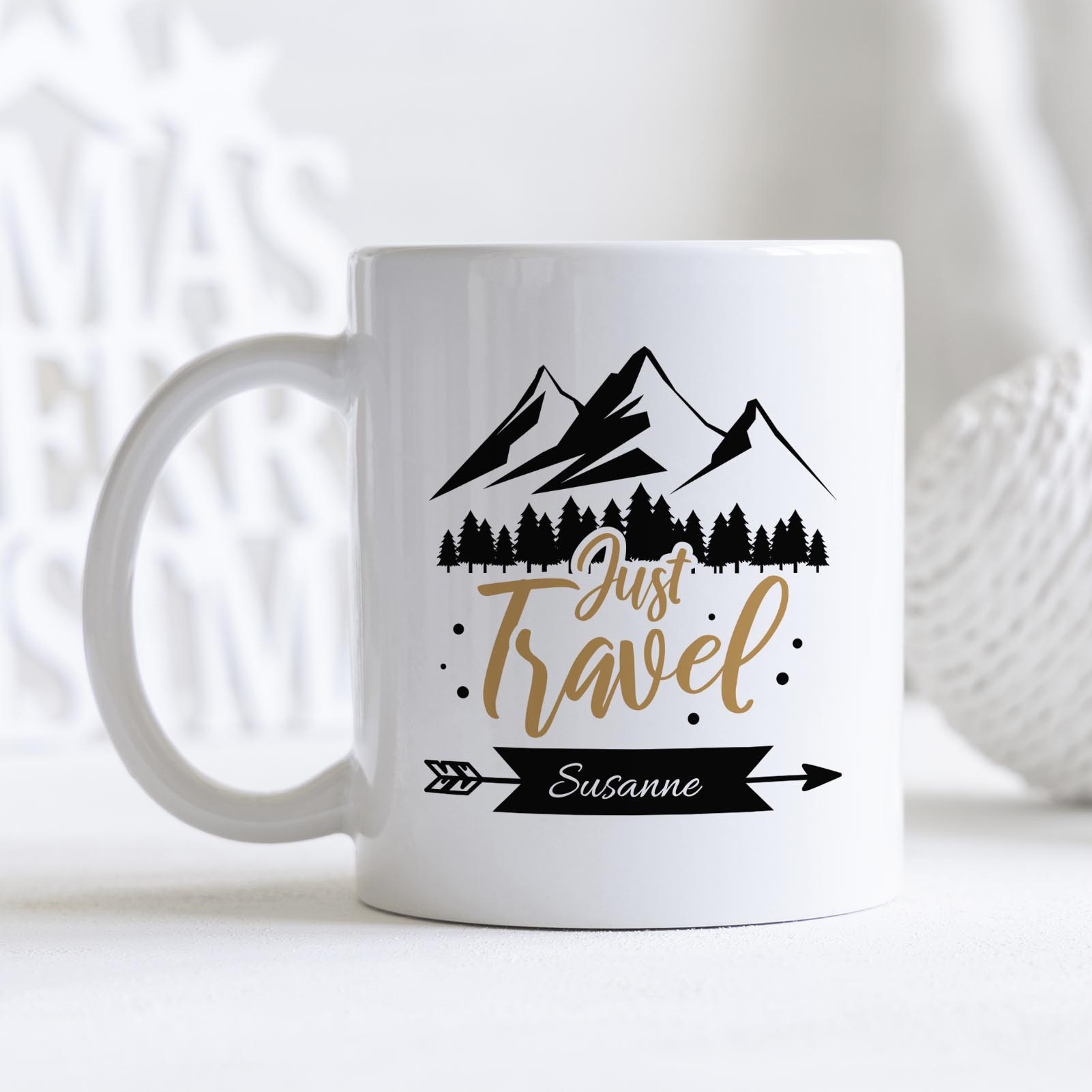 Personalisierte Tasse 330 ml – „Just Travel“ mit Bergen & Bäumen – mit Wunschname – beidseitig bedru