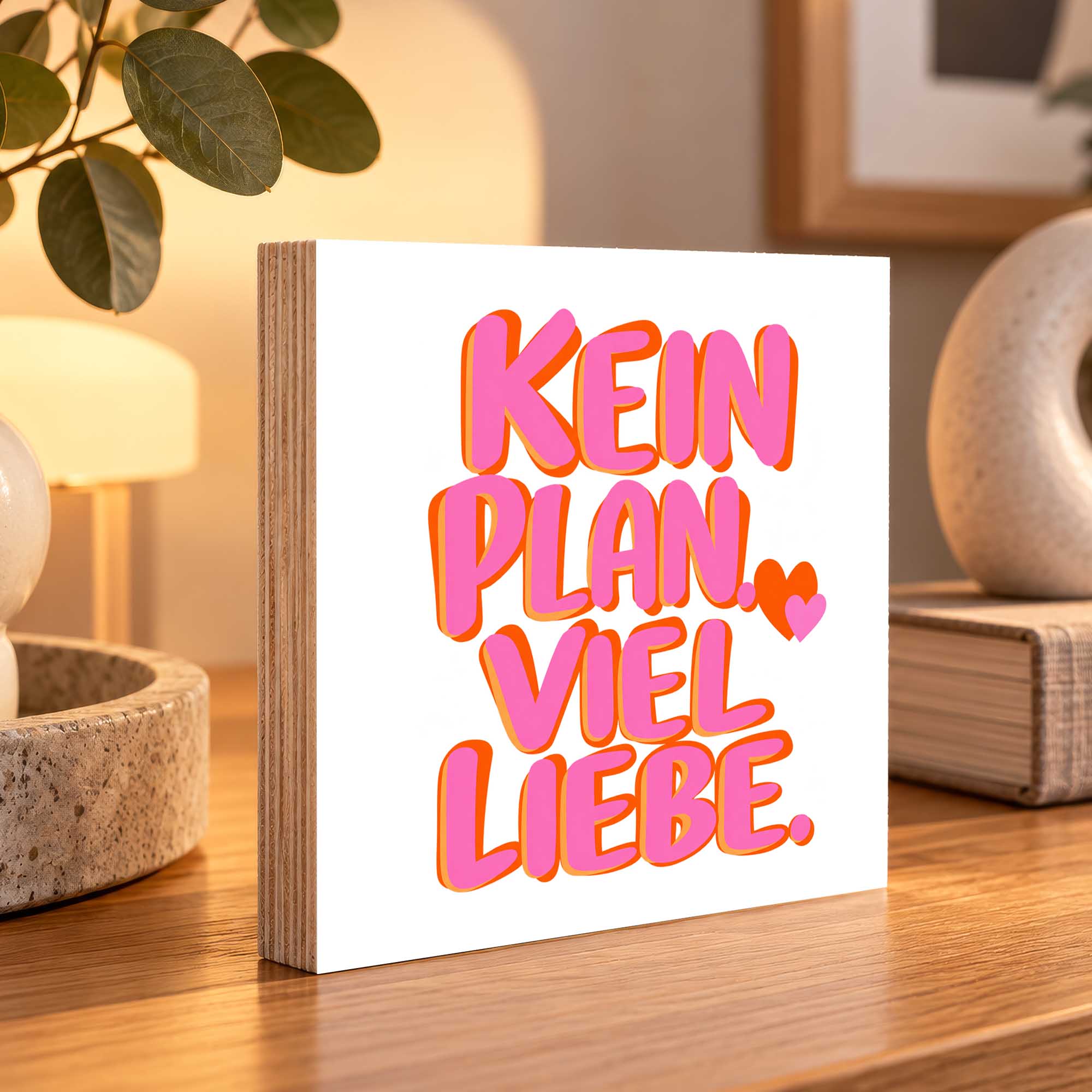 Woodprint Kein Plan. Viel Liebe. – pink-orange Schriftzug mit Herzen – Motiv 021