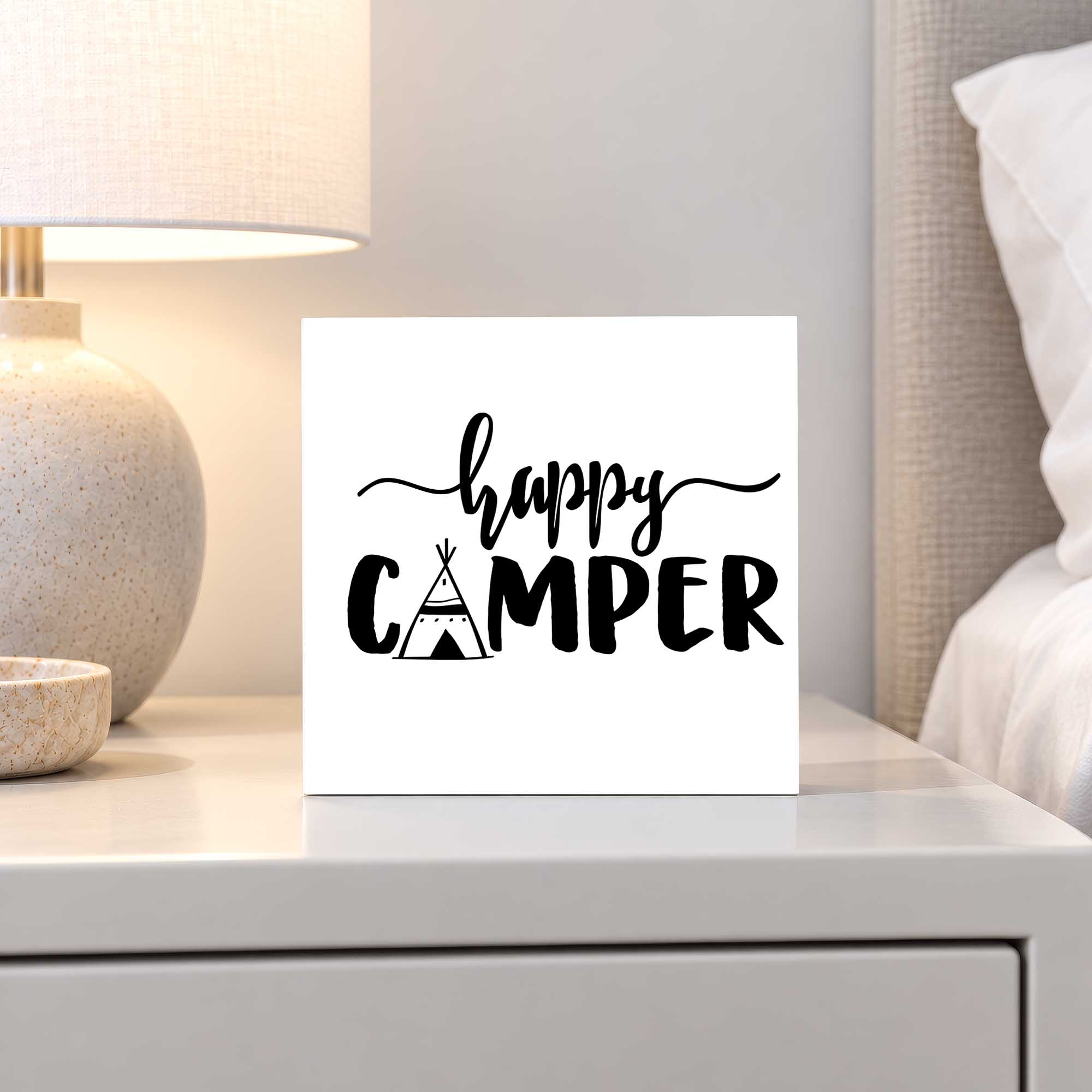 Woodprint Happy Camper – Schriftzug mit Zeltzeichnung – Motiv 004