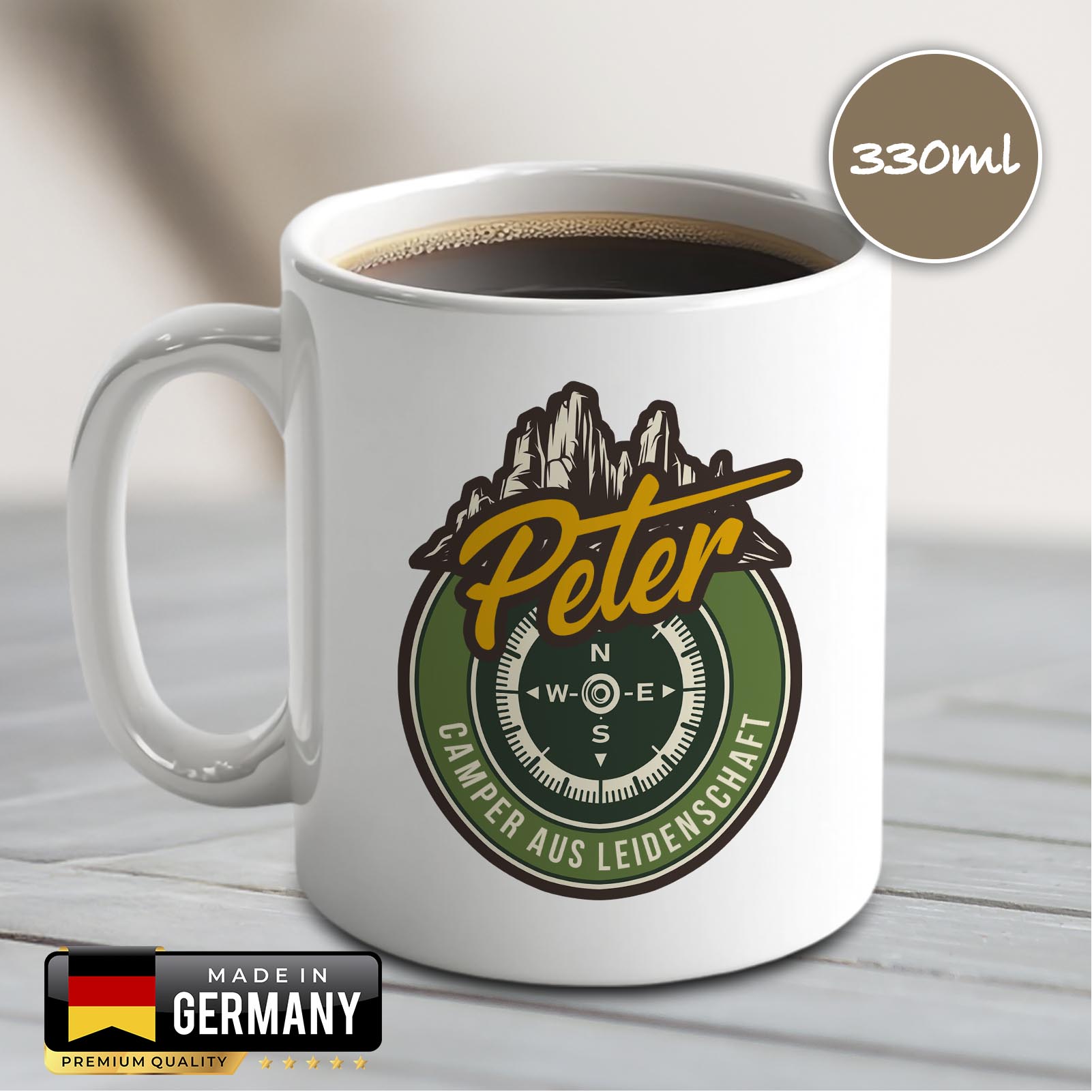 Personalisierte Tasse 330 ml – Camping Motiv mit Bergen & Kompass – mit Wunschname – beidseitig bedr
