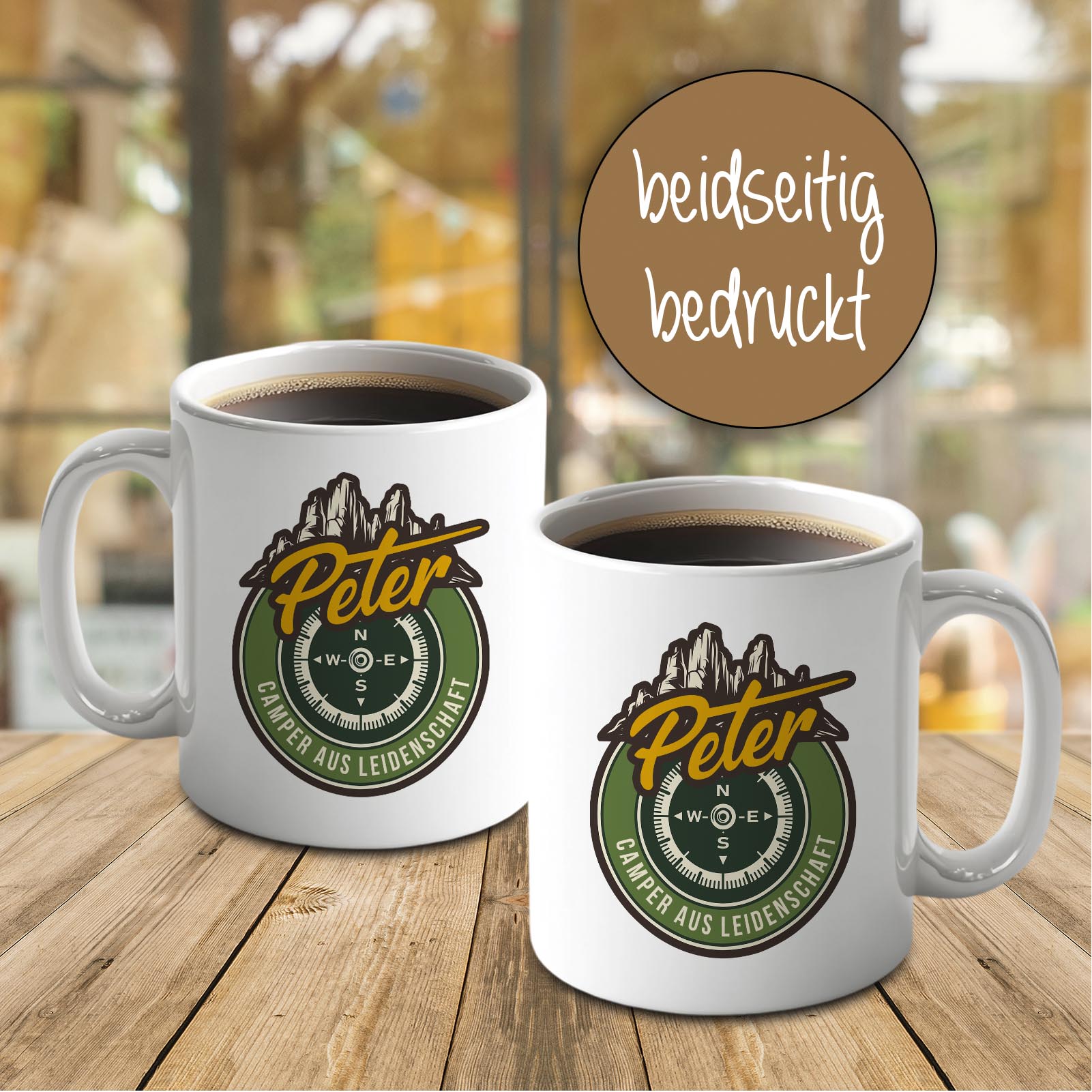 Personalisierte Tasse 330 ml – Camping Motiv mit Bergen & Kompass – mit Wunschname – beidseitig bedr