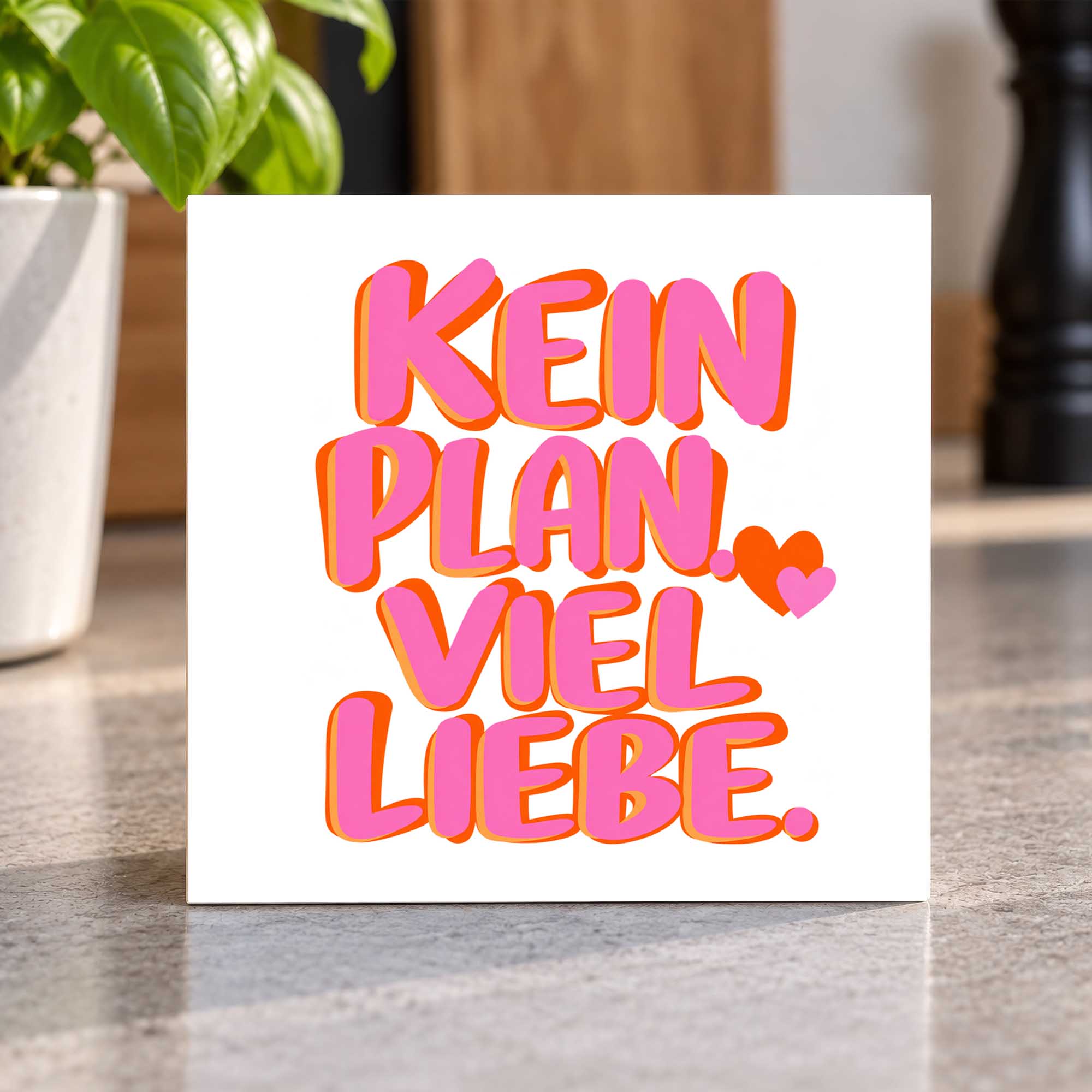 Woodprint Kein Plan. Viel Liebe. – pink-orange Schriftzug mit Herzen – Motiv 021
