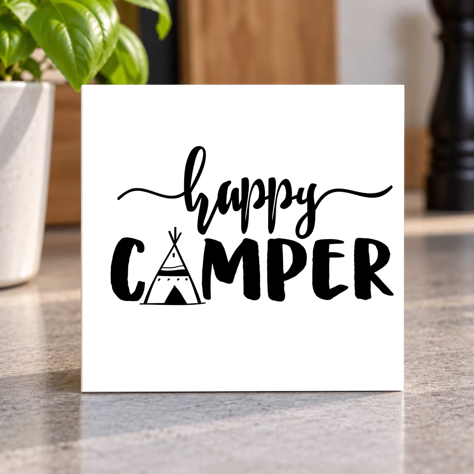 Woodprint Happy Camper – Schriftzug mit Zeltzeichnung – Motiv 004