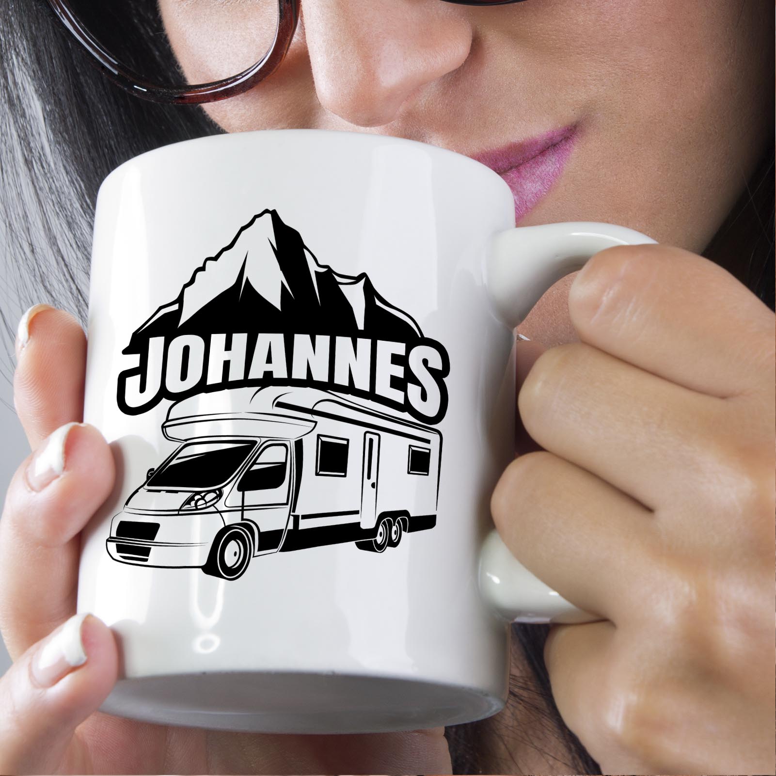 Personalisierte Tasse 330 ml – Wohnmobil & Berge Motiv – mit Wunschname – beidseitig bedruckt