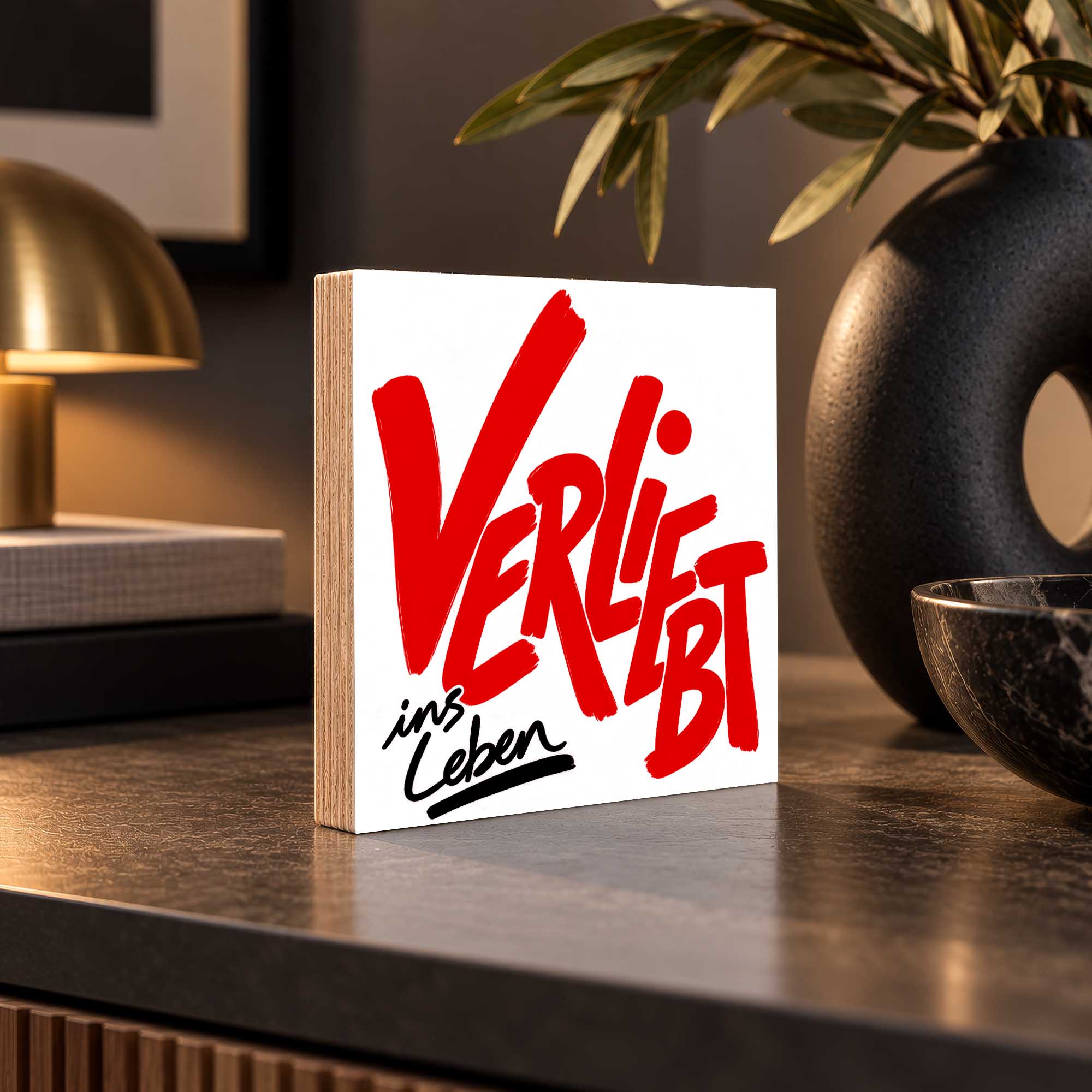 Woodprint Verliebt ins Leben – Schriftzug in Rot und Schwarz – Motiv 025