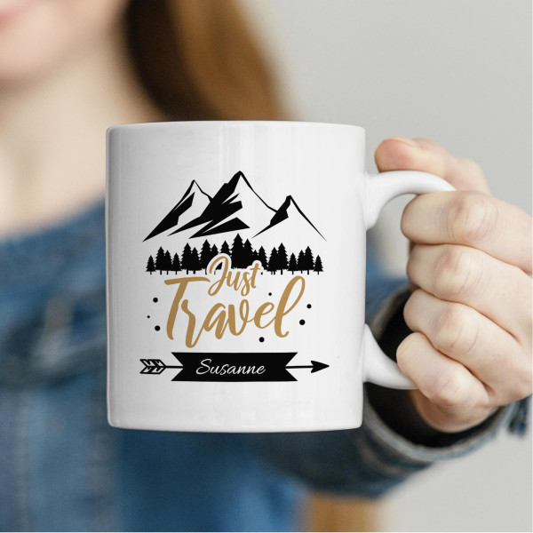 Personalisierte Tasse 330 ml – „Just Travel“ mit Bergen & Bäumen – mit Wunschname – beidseitig bedru