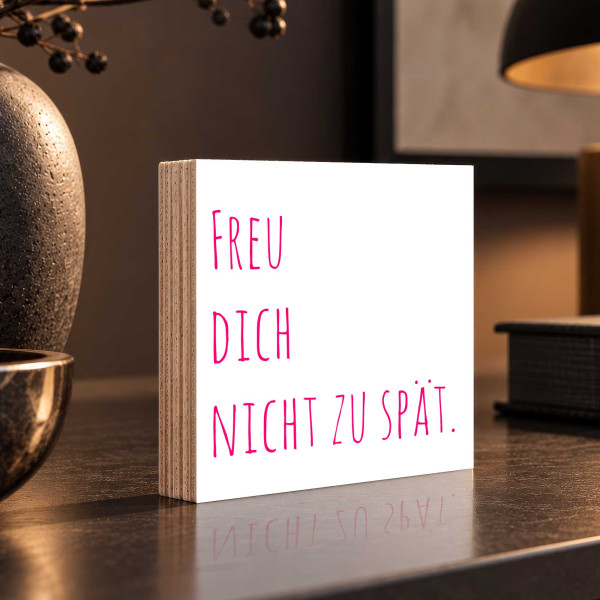 Woodprint Freu dich nicht zu spät – moderner Schriftzug rosa – Motiv 020