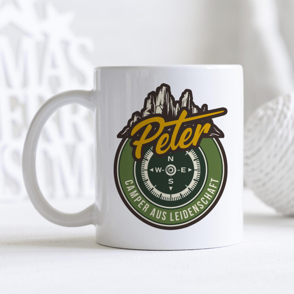 Personalisierte Tasse 330 ml – Camping Motiv mit Bergen & Kompass – mit Wunschname – beidseitig bedr