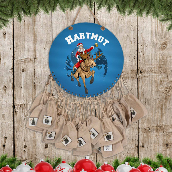 Adventskalender rund Holz personalisierbar Motiv Weihnachtsmann mit Bierglas auf Rentier